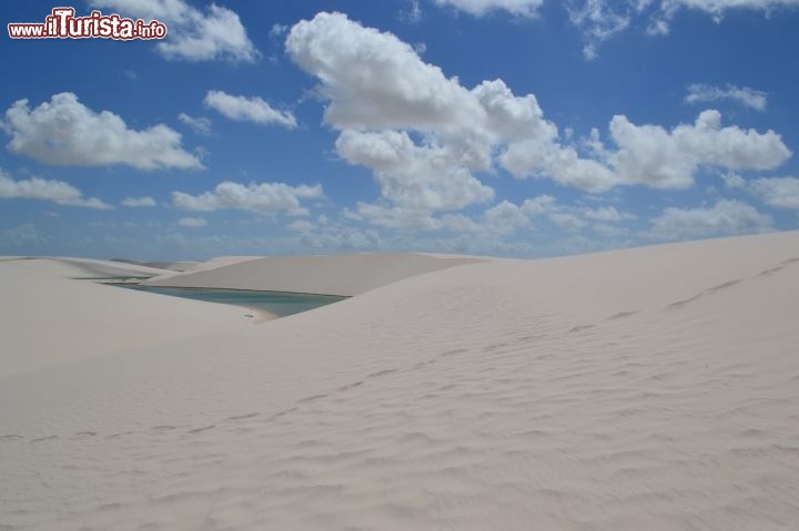 Immagine Dune bianche e cielo spettacolare sono gli ingredenti tipici del parco dei Lençois Maranhenses, in Brasile.