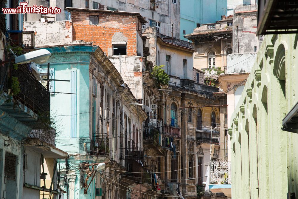 Immagine Edifici nel centro dell'Avana (Cuba). Si notano stili differenti, dai palazzi coloniali ad altri più recenti.