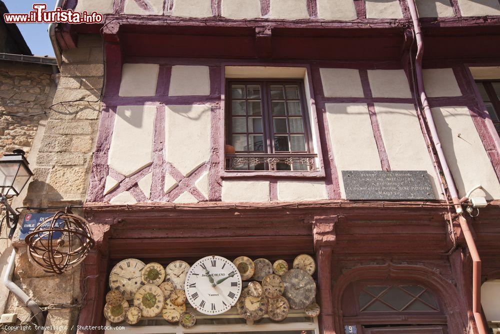 Immagine Edificio a graticcio nella cittadina di Vannes, sede di un orologiaio, Francia - © travellight / Shutterstock.com