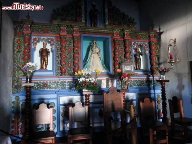 Immagine L'interno del Santuario de Nuestra Senora de los Reyes e l'immagine della Madonna circondata dai tre Re Magi (Canarie, El Hierro).