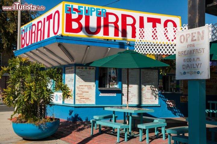 Immagine El Super Burrito è un tipico locale che si trova lungo la storica Route 66 a Pasadena - © Atomazul / Shutterstock.com