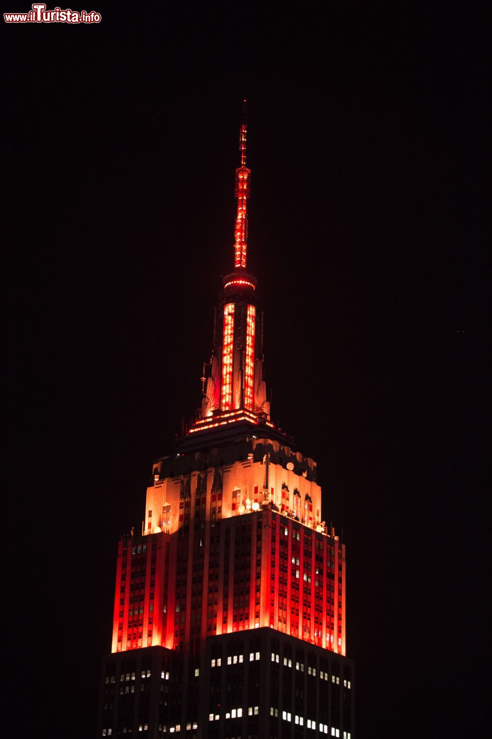 Immagine L'Empire State Building fotografato di notte a New York, USA. Una bella immagine notturna di questo grattacielo in stile art déco, simbolo del distretto di Manhattan e della città. Si trova all'angolo fra la Fifth Avenue e la West 34th Street. © BRS / NYC & Company, Inc.