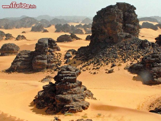 Immagine Pinnacoli rocciosi, tra i paesaggi sconfinati dell'Erg di Tihodaine, nel deserto algerino - Foto di Giulio Badini