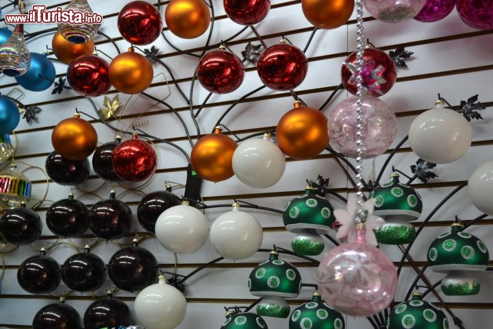 Immagine Esferas de Navidad: Chignahuapan è conosciuto come "el pueblo de las esferas", ossia il paese delle palline di Natale. La produzione annuale locale di palline supera i settantatré milioni di pezzi, realizzati sia su scala industriale che in laboratori artigianali.