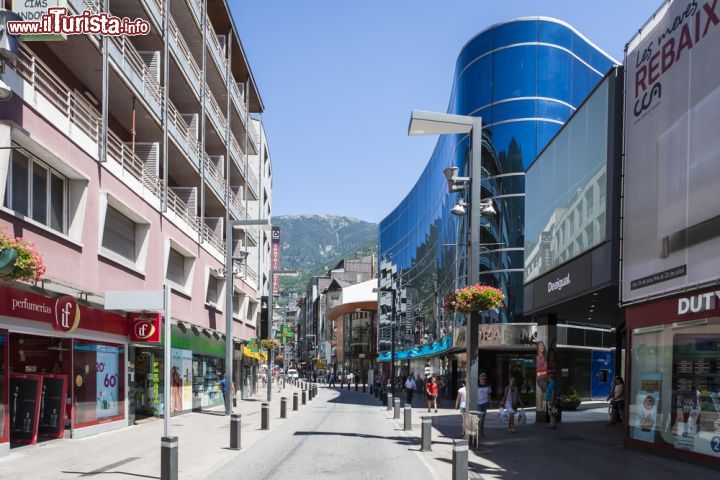 Immagine Estate a Andorra la Vella, Andorra. Una delle vie della capitale su cui si affacciano esercizi commerciali e ristoranti. Andorra la "vecchia" è una delle mete preferite da chi si reca nei Pirenei - © Lasse Ansaharju / Shutterstock.com
