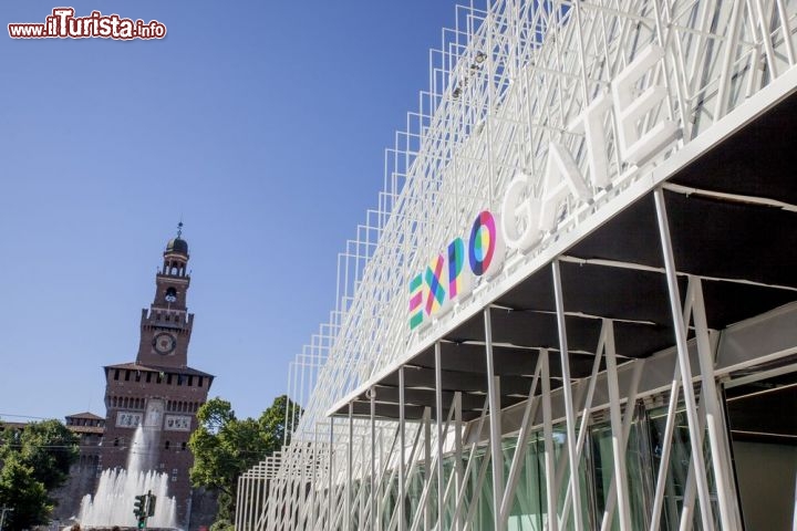 Immagine Expo Gate, davanti al Castello Sforzesco di Milano, introduce i visitatori all'esposizione universale del 2015 - © Giancarlo Restuccia / Shutterstock.com