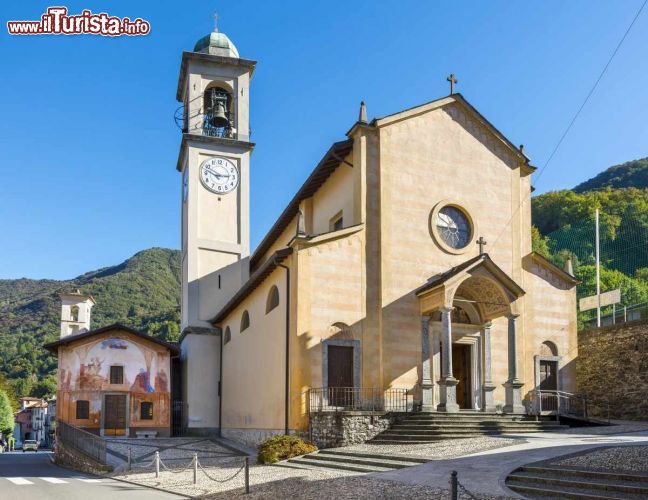 Immagine La facciata della chiesa principale di Lezzeno: è dedicata ai Santi Quirico e Giulitta - © www.triangololariano.it