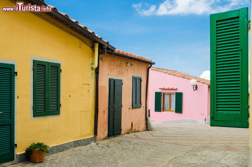 Immagine Le facciate colorate delle abitazioni in una stradina di Capoliveri, Isola d'Elba, Toscana.
