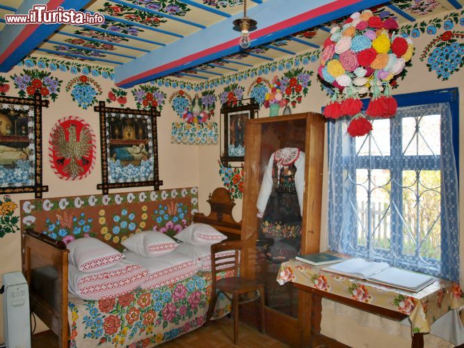 Immagine La coloratissima camera da letto della casa-museo di Felicja Curyowa. Come si può vedere, ogni minimo dettaglio è stato decorato a mano dalla signora - foto © Wuhazet / Wikipedia