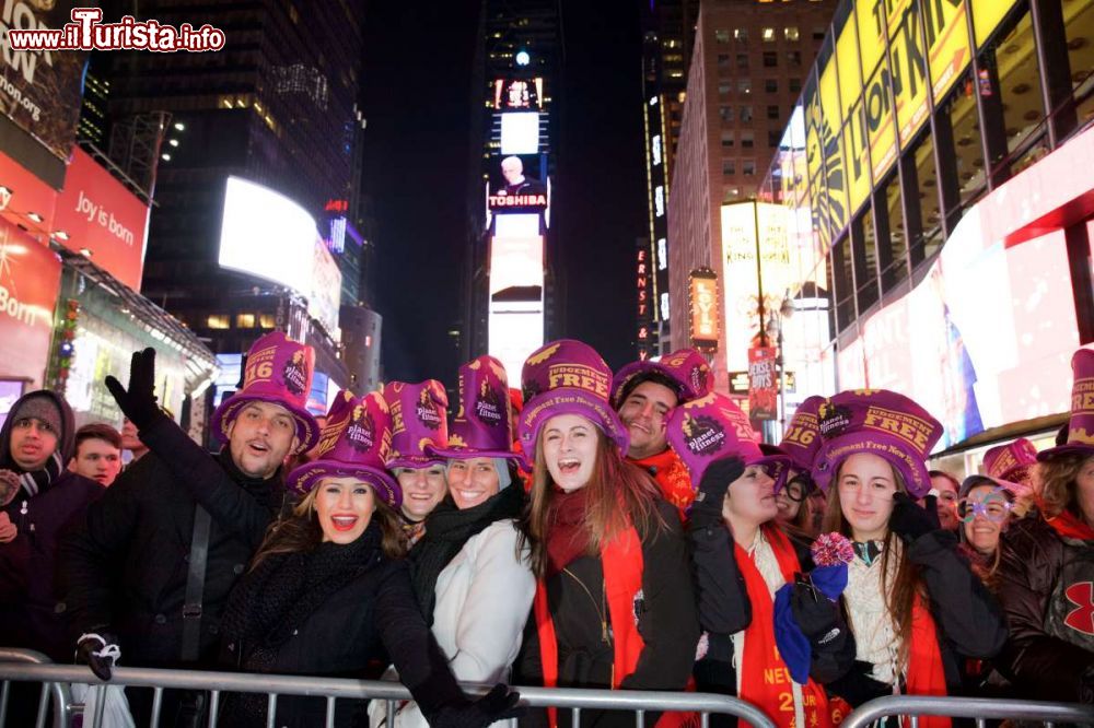 Immagine La gente affronta il freddo dell'inverno newyorkese per partecipare alla festa di Capodanno a Times Square - foto © Amy Hart / NYC & Company