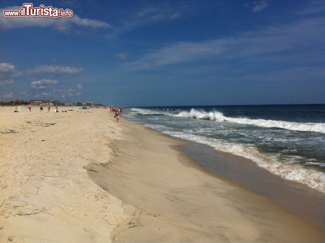 Immagine Veduta di Fire Island a Long Island, New York, Stati Uniti. Sabbia e oceano si incontrano creando un paesaggio mozzafiato
