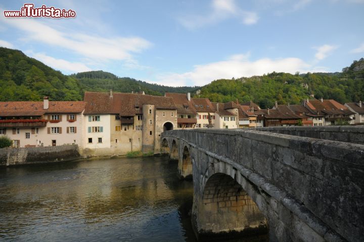 Immagine Il fiume Doubs e il villaggio fortificato di Saint-Ursanne - © L F File / Shutterstock.com