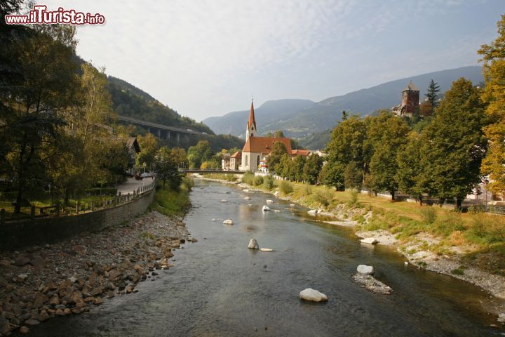 Immagine Il fiume Isarco e il borgo di Chiusa in Alto Adige - © KN/ Shutterstock.com