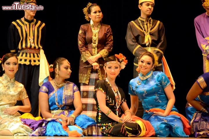 Immagine Folklore malese: nei vari spettacoli che si possono trovare nelle serate della capitale, quelli più tradizionali riprendono spesso il concetto multietnico che caratterizza la Malesia, dove tre culture principali (quelle malaya, cinese e indiana) convivono pacificamente.