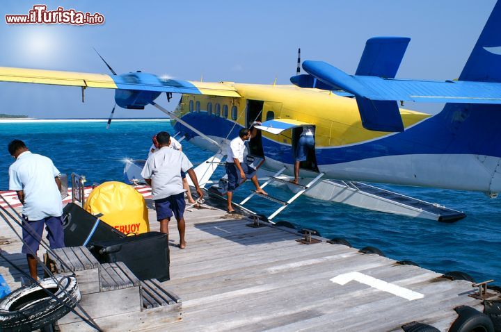 Immagine Fonimagoodho, Maldive: un idrovolante scarivca i bagagli degli ospiti di un resort dell'isola nell'Atollo di Baa - foto © Rangzen / Shutterstock.com
