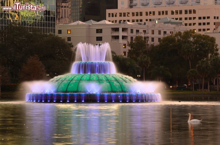 Immagine Fontana del lago Eola a Orlando, Florida - Le luci colorate della fontana che sorge sul lago Eola, simbolo della città americana © Sean Pavone / Shutterstock.com