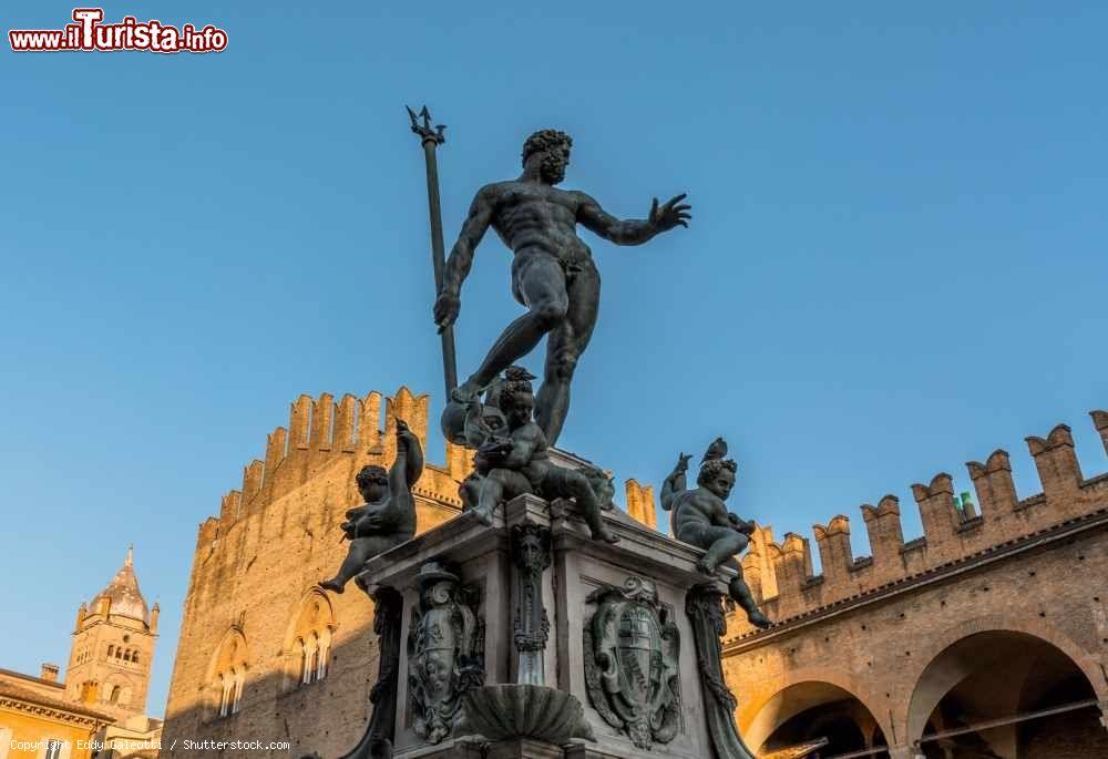 Immagine Bologna, Italia: la fontana del Nettuno, in pazza Maggiore, è stata costruita nel XVI° secolo ed è uno dei simboli della città - foto © Eddy Galeotti / Shutterstock.com