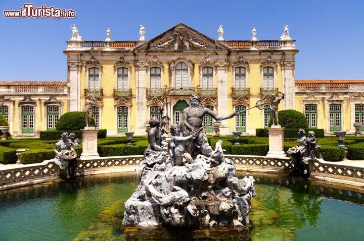 Immagine La Fontana di Nettuno e il Palazzo Nazionale di Queluz in Portogallo - © Giacomo Pratellesi / Shutterstock.com