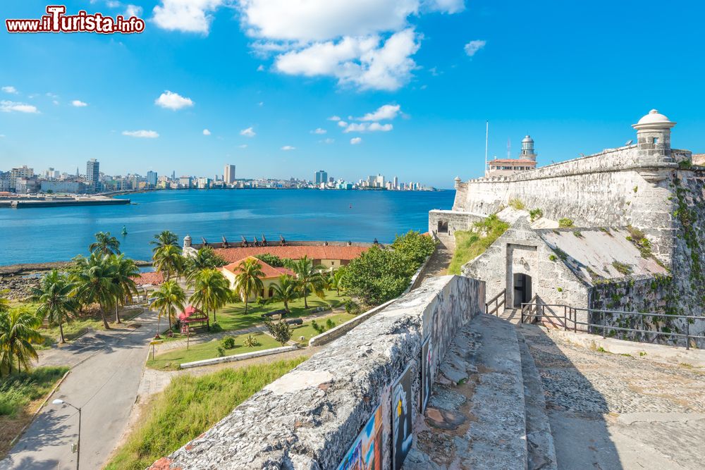 Immagine La fortezza de El Morro domina l'ingresso della baia del porto dell'Avana (Cuba). Di fronte, sulla riva opposta, si estende la città.