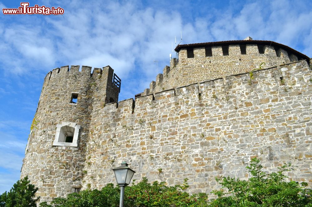 Immagine La fortezza medievale di Gorizia, Friuli Venezia Giulia, Italia. Il più noto monumento della città accoglie i turisti con un leone veneziano.