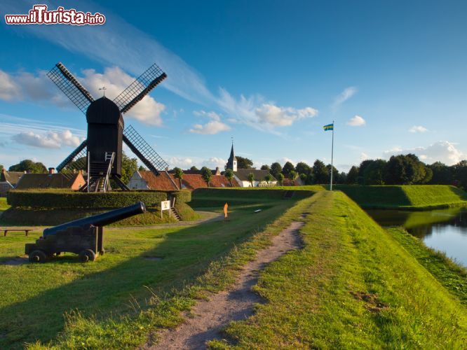 Immagine La visita alle fortificazioni a forma di stella di Bourtange, sulla sinistra un mulino a vento - © CreativeNature R.Zwerver / Shutterstock.com