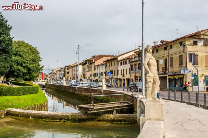 Immagine Fossato della città murata di Castelfranco Veneto - © milosk50 / Shutterstock.com