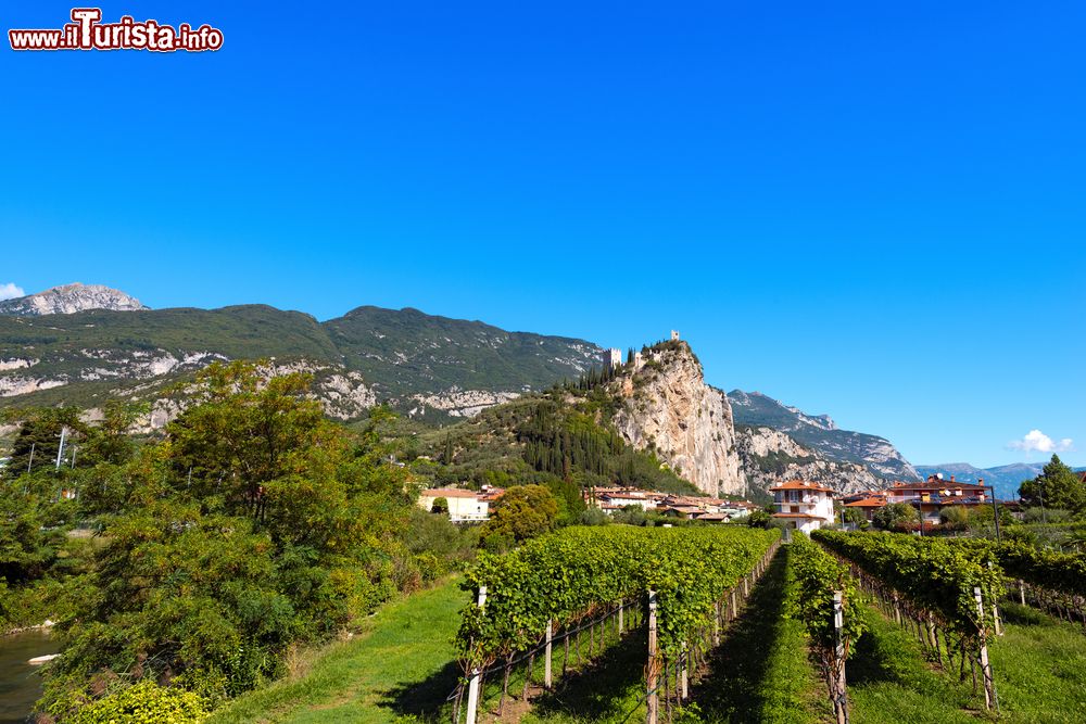 Immagine Fotografia di Arco, Trentino. Questa piccola cittadina nei pressi del lago di Garda è una meta turistica frequentata da turisti provenienti da tutto il mondo.