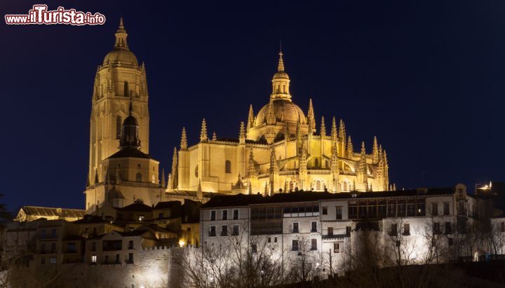 Immagine Cattedrale e Segovia in notturna, Spagna - Al calar delle luci la cattedrale in stile tardogotico e il cuore vecchio di Segovia risplendono ancora di più di quella magica atmosfera che affascina da sempre turisti e visitatori © Josemaria Toscano / Shutterstock.com