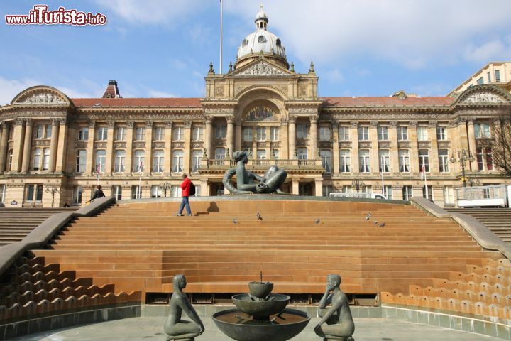 Immagine Fotografia panoramica del Birmingham Council House  in Victoria Square, Inghilterra.