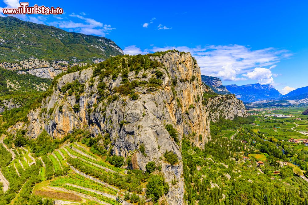 Immagine Fotografia panoramica di Arco, Trentino. Questa località possiede ottime palestre di roccia, naturali e artificiali e da oltre 20 anni è la capitale mondiale del free climbing.