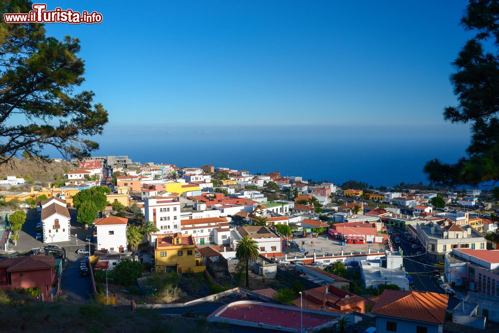 Immagine Fuencaliente: immagine panormaica della cittadina nel sud dell'isola di la Palma (Canarie).