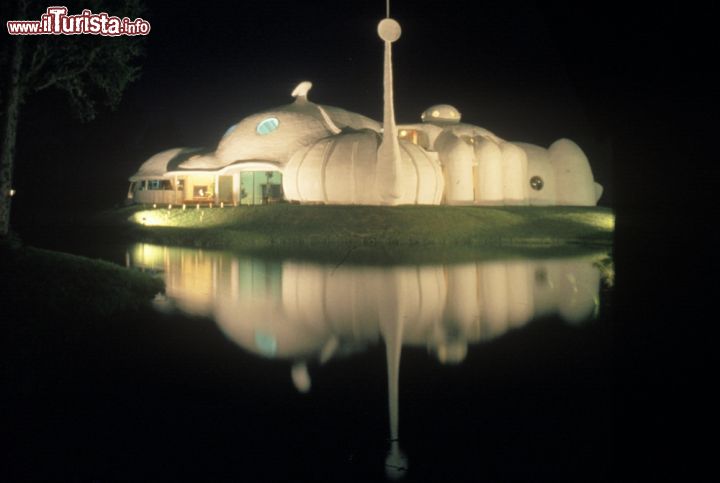 Immagine Fotografia notturna del futuristico electric cottage a Orlando, Florida - © Joseph Sohm / Shutterstock.com