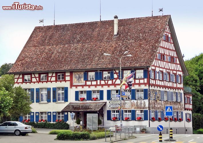 Immagine Gasthaus Adler, un'abitazione tipica di Ermatingen il pittoresco borgo della Svizzera settentrionale - © wikipedia.de