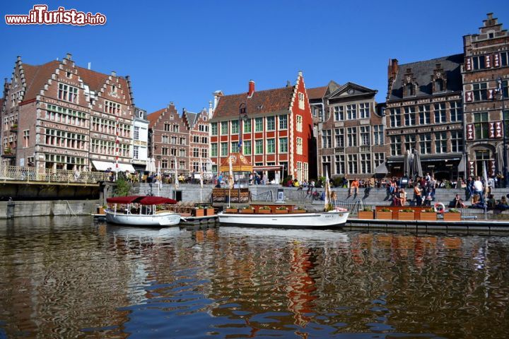 Immagine Gent: la classica immagine da cartolina della città, nel tratto del fiume Leie che costeggia Graslei, il fulcro del turismo cittadino.
