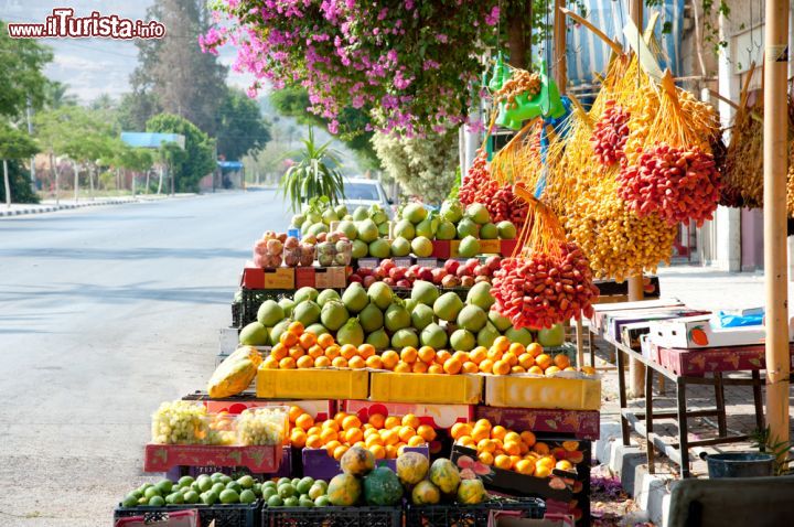 Immagine Una bancarella di frutta al mercato di Gerico, la ciittà in Cisgiordania, in Palestina - © Ryan Rodrick Beiler / Shutterstock.com