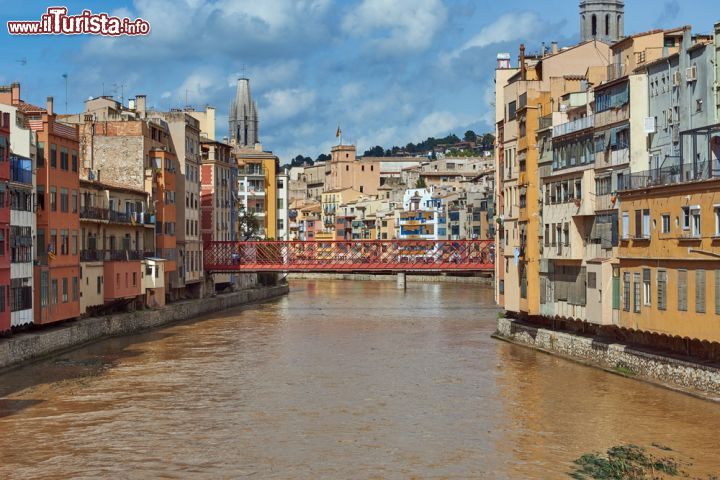 Immagine Le case di Girona affacciate sull'Onyar e sullo sfondo il Pont Eiffel, con il suo rosso brillante, e ancora più indietro il campanile della chiesa di Sant Feliu - foto © satephoto / Shutterstock.com