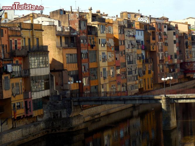 Immagine Le "casas penjades" (in italiano: "appese"): è questo il nome con cui sono comunemente conosciute le vecchie case del centro storico affacciate sul fiume Onyar.