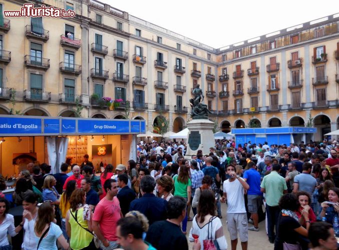 Immagine Plaza Independencia, Girona: qui ogni anno, l'ultimo fine settimana di maggio, si tiene un'iniziativa nota come "Tocs de Vi de l'Empordà". SI tratta di un evento dedicato alle degustazioni di vini catalani e tapas tradizionali.