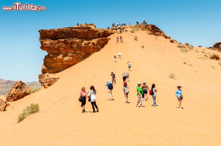 Immagine Grande duna di sabbia e turisti in visita al deserto del Wadi Rum in Giordania - © Anton_Ivanov / Shutterstock.com