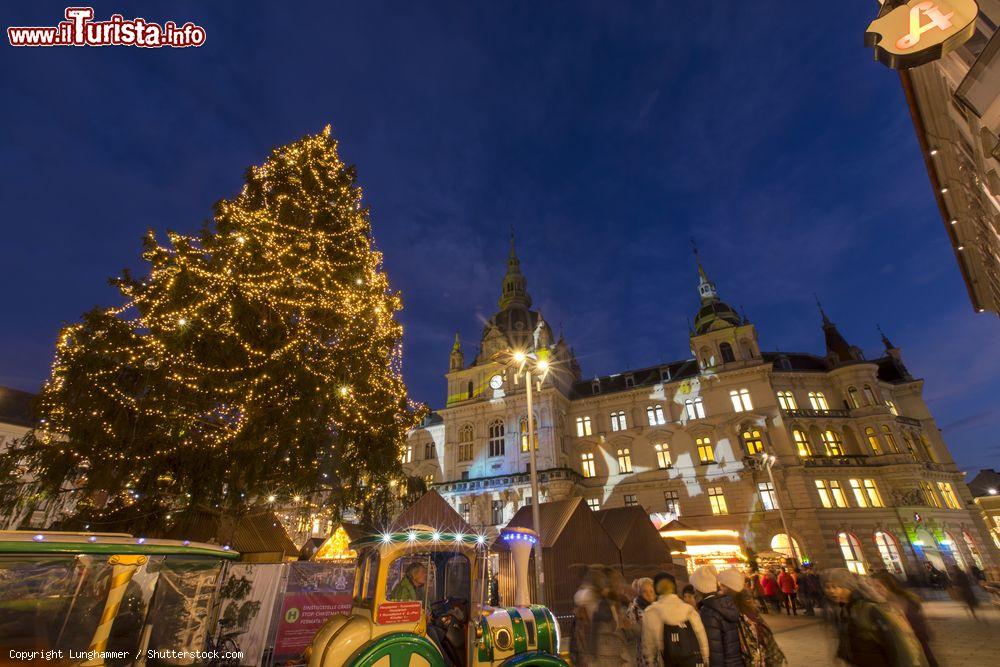Immagine Graz, Austria: decorazioni natalizie in Hauptplatz in occasione dell'Avvento - foto © Lunghammer / Shutterstock.com