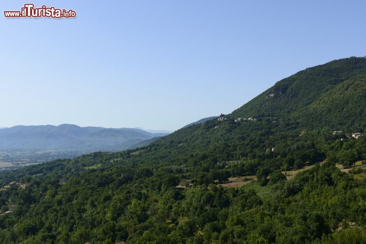 Immagine Il borgo di Greccio sulle pendici del Monte Lacerone nel  Lazio - © hal pand / Shutterstock.com