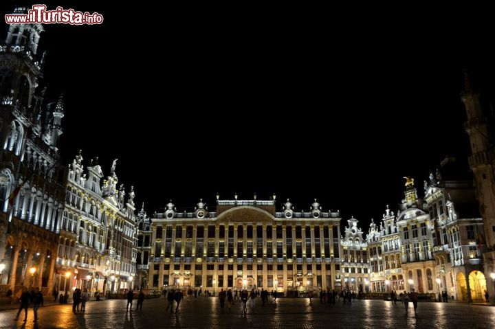 Immagine Grote Markt alla sera: la centrale piazza di Bruxelles assume un fascino particolare con la sua suggestiva illuminazione.