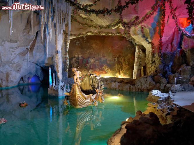 Immagine La Grotta di Venere a Oberammergau, nel Castello di Linderhof - © Mikhail Markovskiy / Shutterstock.com