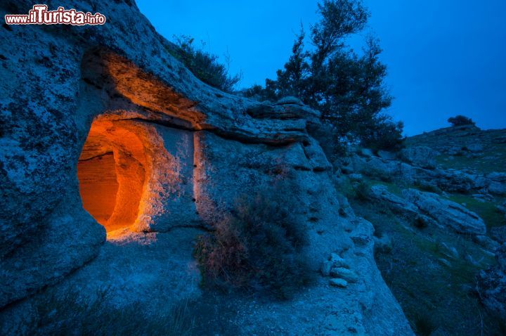 Immagine Una grotta illuminata sito archeologico di Pantalica Ferla Sicilia - © Marco Ossino / Shutterstock.com