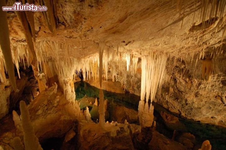 Immagine Le Grotte colorate di Borgio Verezzi - © Daniele Silva / Shutterstock.com