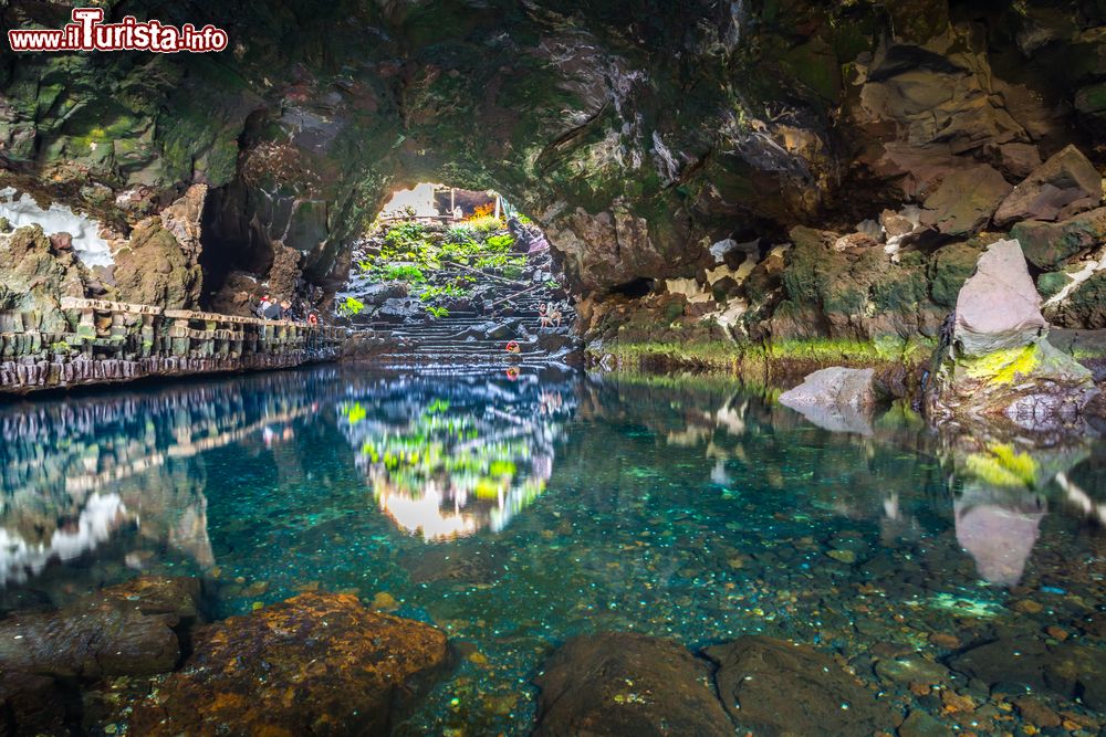 Immagine Le grotte di Jameos del Agua si sono create probabilmente 4000 anni fa in seguito all'eruzione di un vulcano (Monte de la Corona) sull'isola di Lanzarote (Canarie).