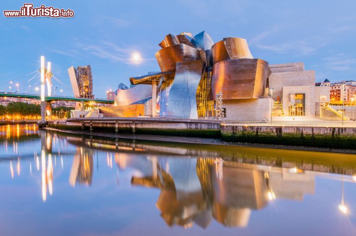 Immagine Il Guggenheim Museum di Bilbao (Spagna) è la principale attrazione turistica della città basca.
La struttura è stata progettata dall'architetto canadese Frank Gehry - foto © Rudy Mareel / Shutterstock