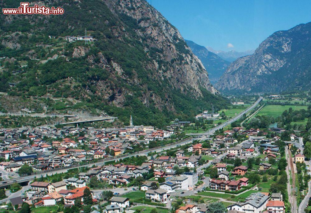 Immagine La città di Hone fotografata dal Forte di Bard in Valle d'Aosta - © Naeblys / Shutterstock.com