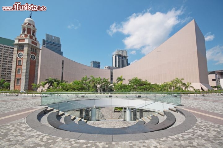 Immagine Il moderno edificio dell'Hong Kong Cultural Centre, nella zona di Tsim Sha Tsui. All'interno ospita il Grand Theatre, in grado di accogliere 1750 persone.