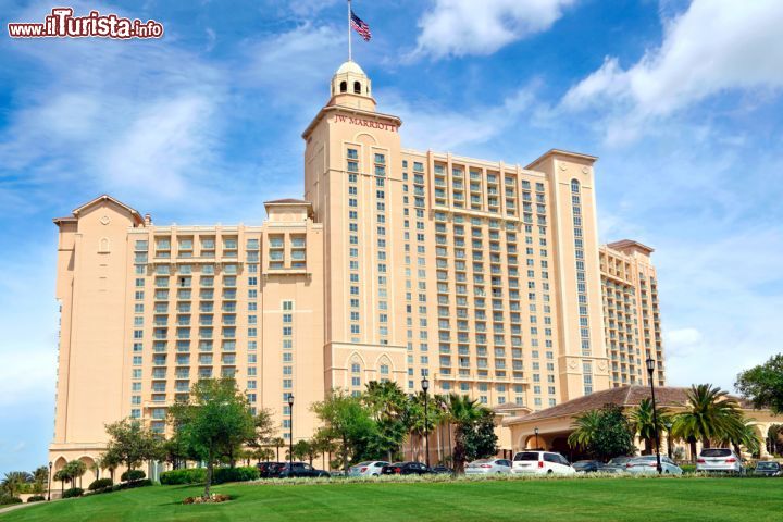 Immagine Hotel JW Marriott a Orlando, Florida - L'imponente edificio del JW Marriott di Orlando che propone ai suoi clienti un'impagabile vista panoramica sulla città © NAN728 / Shutterstock.com